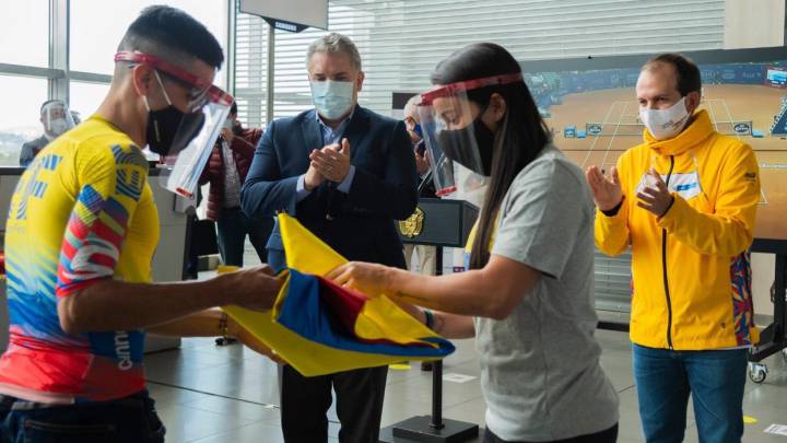 Mariana e Higuita reciben la bandera de Colombia