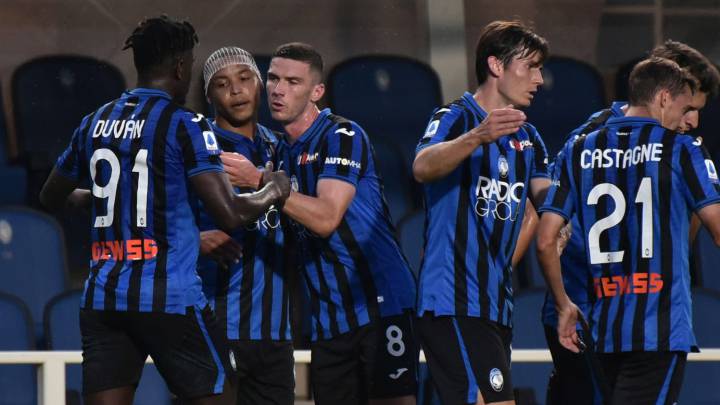 Luis Muriel y Duván Zapata celebrando un gol con Atalanta.