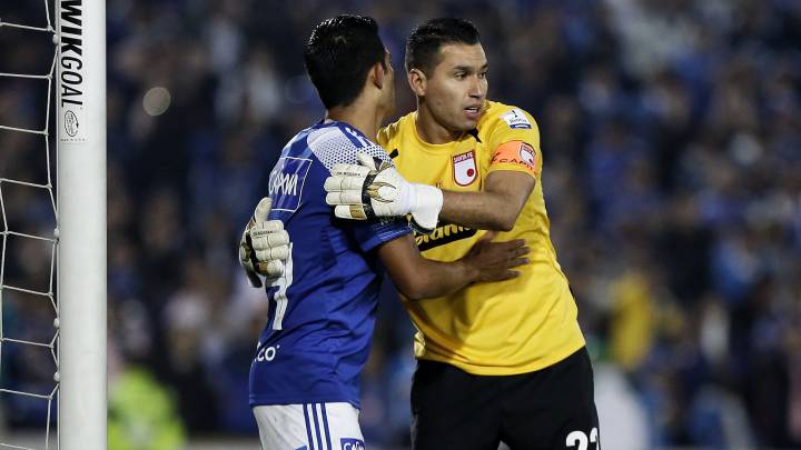 Macalister Silva se abraza con Leandro Castellanos en un clásico entre Millonarios y Santa Fe