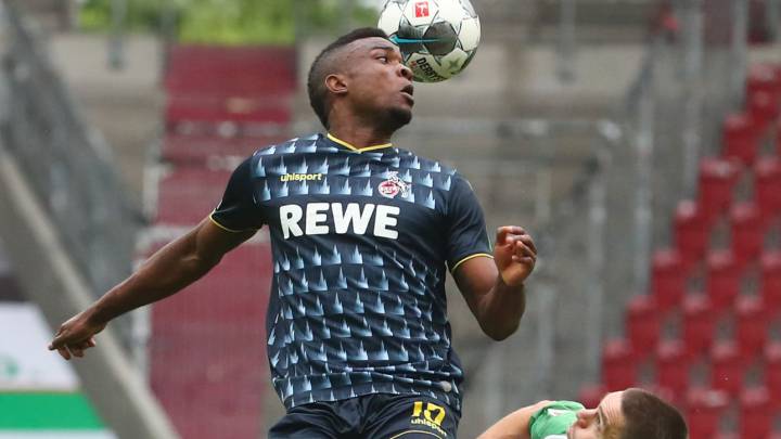 Jhon Córdoba salta a cabecear un balón en un partido entre Colonia y Augsburgo