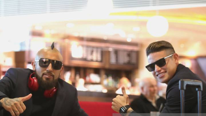 James Rodríguez y Arturo Vidal en un aeropuerto en Alemania