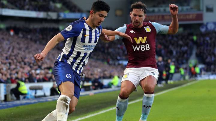 Steven Alzate en un partido de Brighton frente al Aston Villa