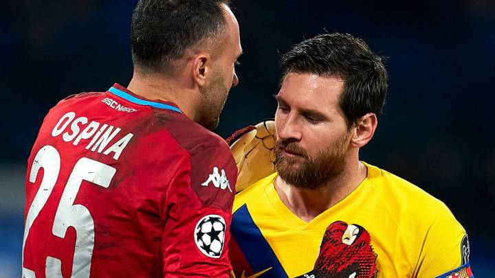 David Ospina y Lionel Messi se saludan tras el empate 1-1 entre Napoli y Barcelona en Champions, partido jugado en el estadio San Paolo
