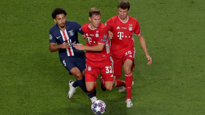 Marquinhos, Kimmich y Müller luchan por un balón en la final dela Champions