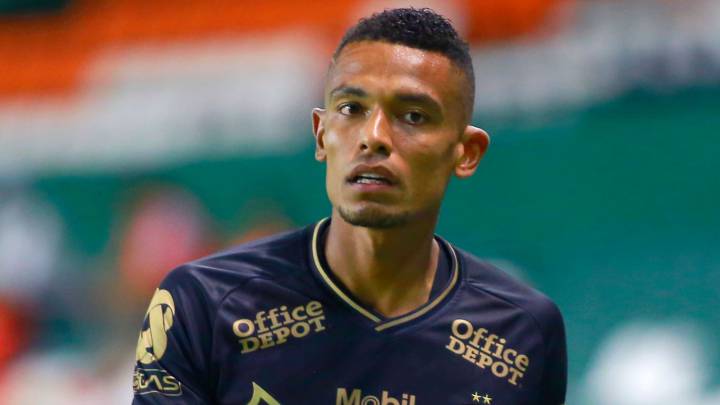 Boca Juniors tiene en la mira a William Tesillo en caso de que Carlos Izquierdoz deje el club y se vaya a jugar a Arabia Saudita