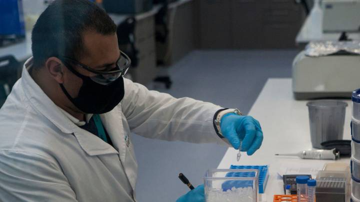 Coronavirus Colombia: ¿Por qué suspenden pruebas de vacuna de Oxford?