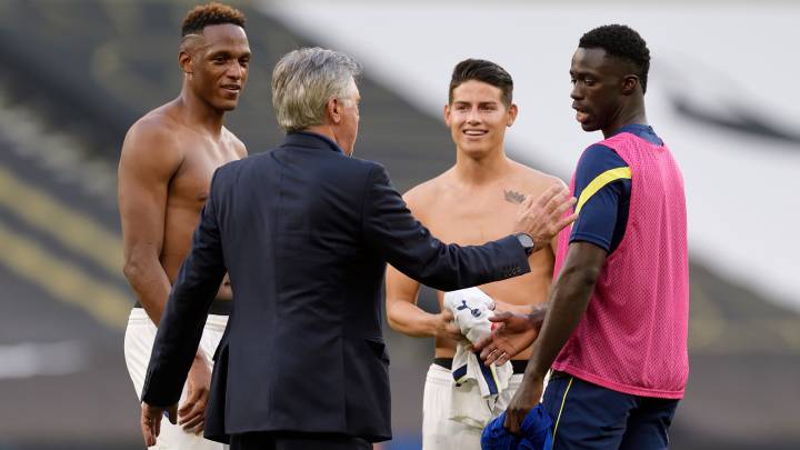 Yerry Mina, James Rodríguez, Ancelotti y Davinson Sánchez se saludan en el Tottenham Stadium