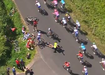 La caída de Nairo y Bardet que provoca el retiro de Mollema