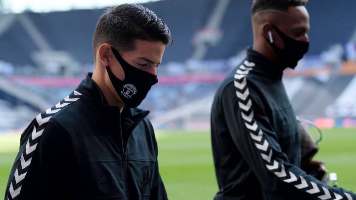 James llega al estadio del Tottenham con Yerry Mina