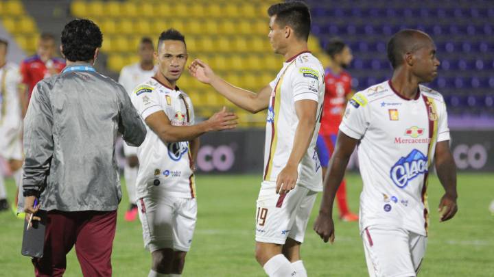 Anderson Plata saluda a sus compañeros después del triunfo de Tolima ante Pasto