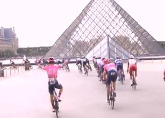 Rigo, impresionado con el Museo de Louvre en el Tour
