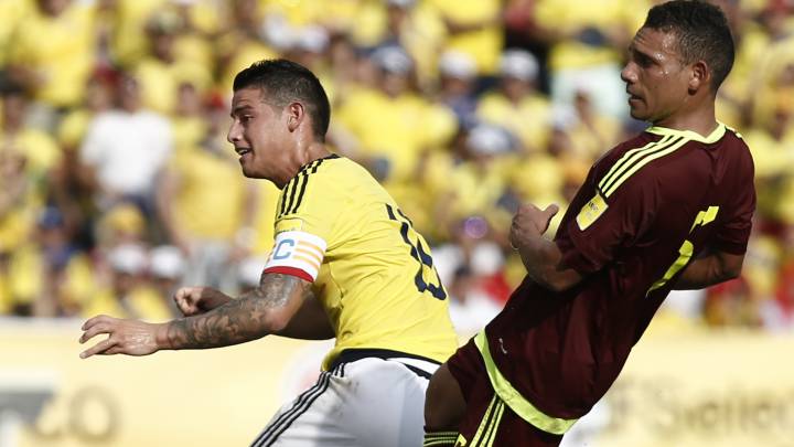 James ante dos jugadores de Venezuela en un juego de Eliminatorias