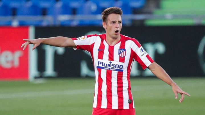 Bayer Leverkusen se acerca a Santiago Arias en la lucha con Everton, PSG y Roma por ficharlo.