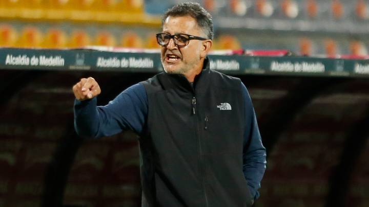 Juan Carlos Osorio dirige en la raya el partido entre Nacional y Tolima