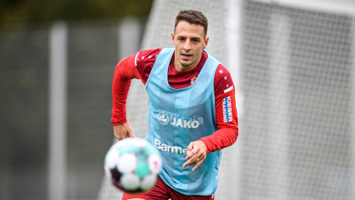 En Alemania ven a Santiago Arias como solución para un puesto en que Bayer Leverkusen ha tenido problemas.