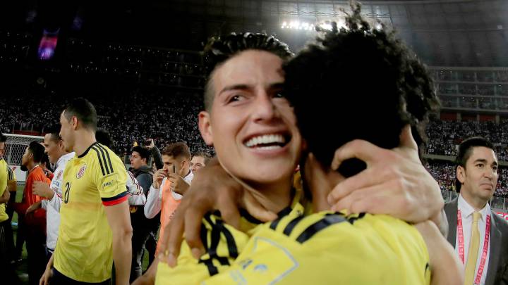 James Rodríguez festeja con Cuadrado la clasificación al Mundial de Rusia