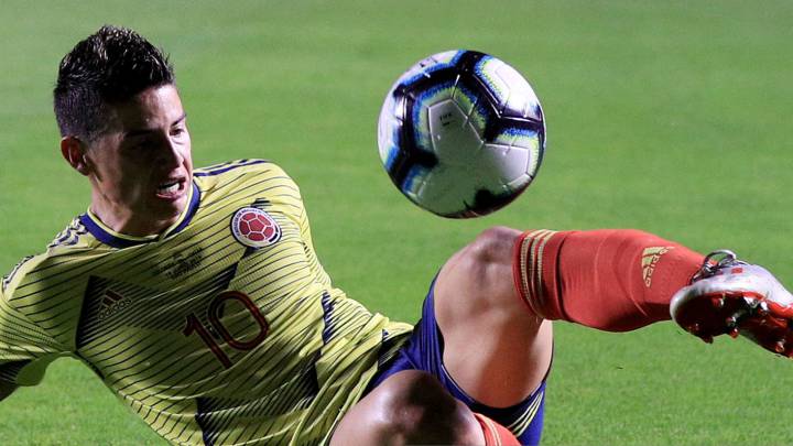 James Rodríguez se lanza al piso por un balón en el partido entre Colombia y Qatar por la Copa América de Brasil 2019