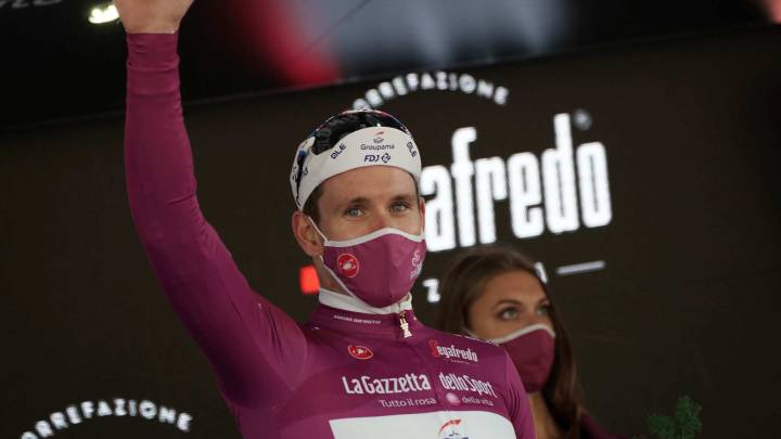 Arnaud Démare ganó la séptima etapa del Giro de Italia que comenzó en Matera y terminó en Brindisi tras un recorrido plano de 143 kilómetros