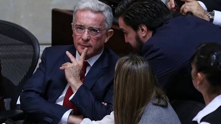 Álvaro Uribe Vélez sentado en el Senado de Colombia