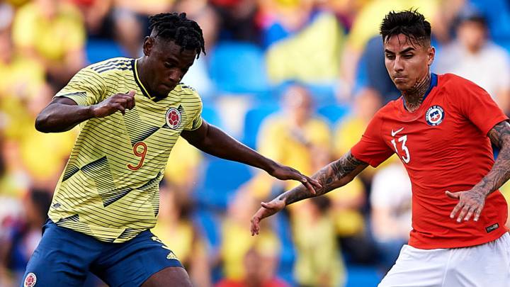 Duván Zapata y Erik Pulgar en un Colombia vs Chile
