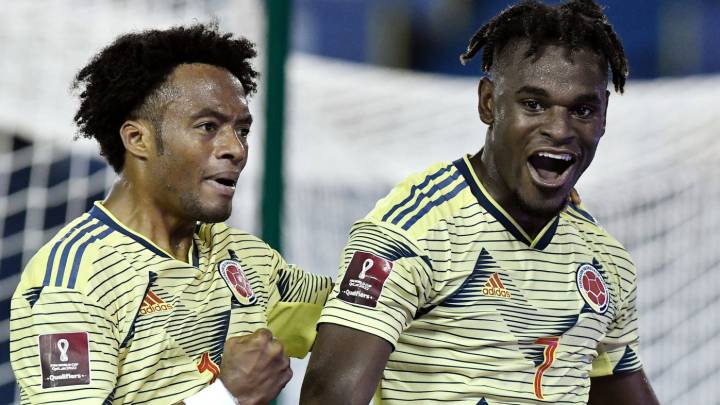 Cuadrado celebra con Duván un gol ante Venezuela