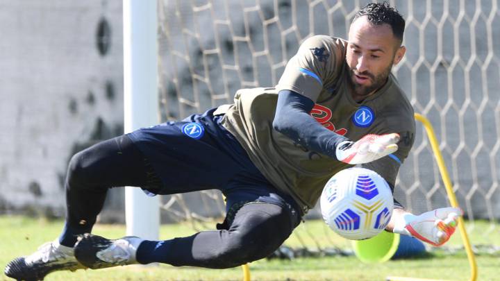 David Ospina entrena con Napoli aislados en la sede deportiva