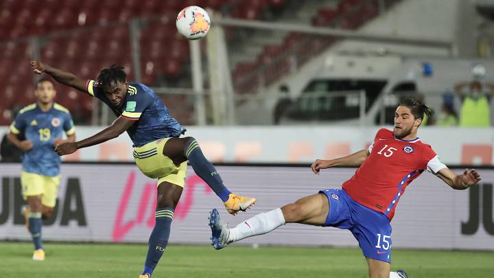 Duván Zapata remata al arco ante Chile