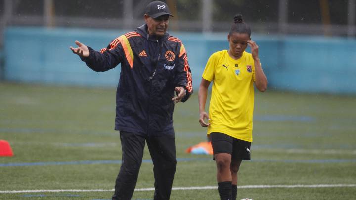 Carlos Paniagua, técnico del DIM-Íntimas, dirige una práctica del equipo que debuta en la Liga.