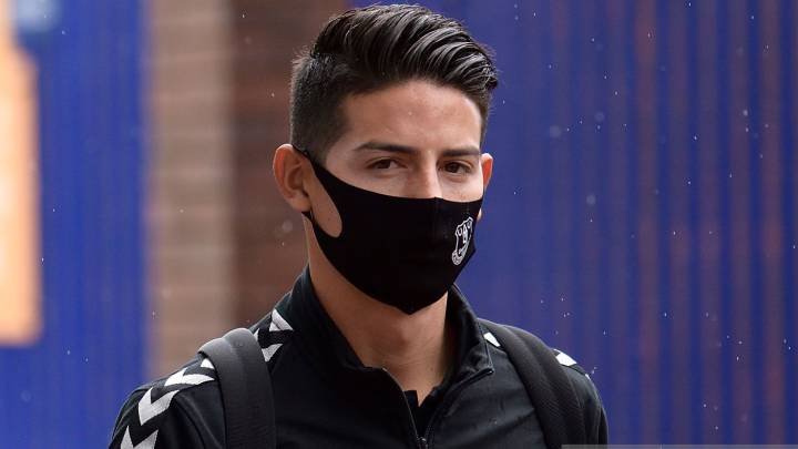 James llega al estadio para un partido de Everton