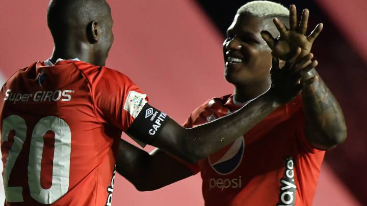 Marlon Torres celebra el gol de Adrián Ramos