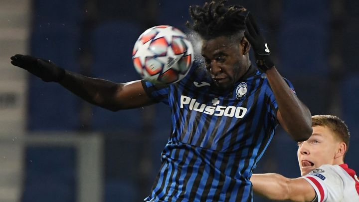 Duván Zapata en el cabezazo para marcar el primero gol de Atalanta ante Ajax