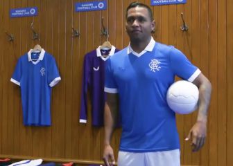 Alfredo Morelos presenta la equipación retro del Rangers