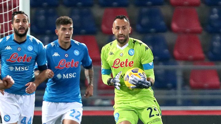 David Ospina baja un balón en el partido contra Bologna