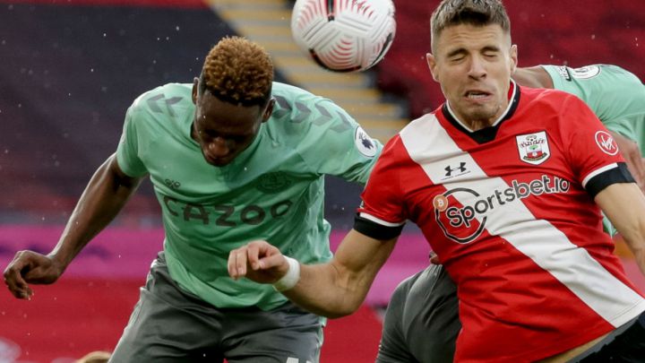 Yerry Mina gana un duelo en el aire ante Southampton