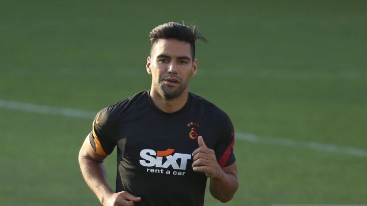 El Galatasaray informó que Falcao García continuará en tratamiento. El delantero colombiano sufre una distensión muscular en el muslo derecho