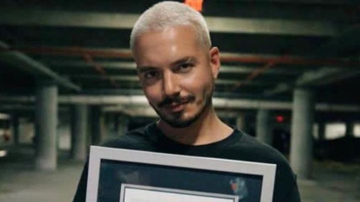 J Balvin hace historia en los Grammys Latinos al recibir 13 nominaciones en un solo año. Recibió un Guiness Record por esto