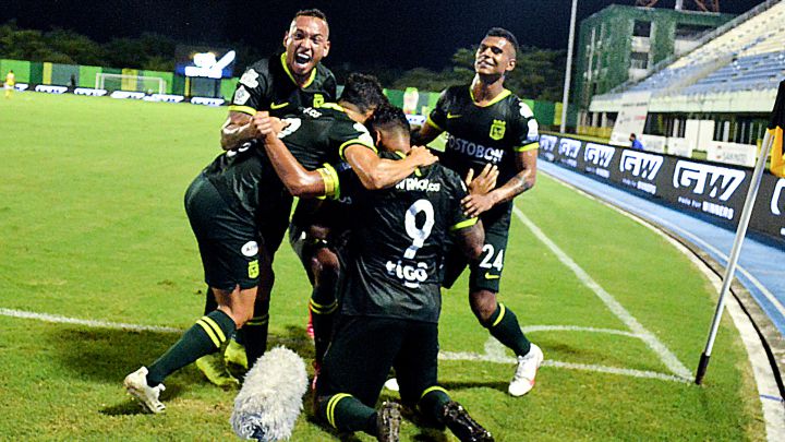 Los jugadores de Nacional, Jarlan Barrera, Jefferson Duque y Andrés Andrade, celebran un gol ante Alianza Petrolera.