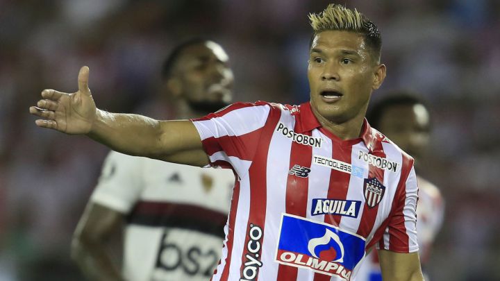 Teo Gutiérrez jugando y reclamando en un partido de Copa entre Junior y Flamengo