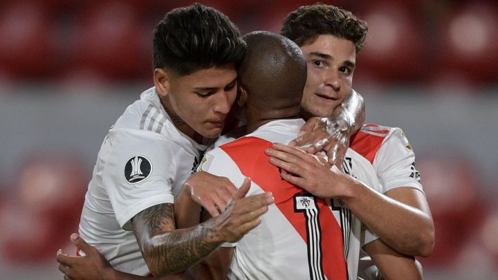 Jorge Carrascal abraza a Nicolás de la Cruz por el gol ante Atlético Paranaense.