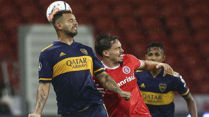 Edwin Cardona cabecea un balón en el partido contra Internacional