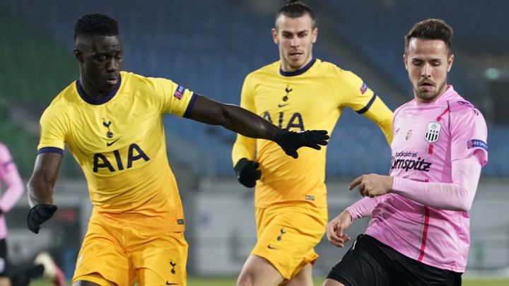 Davinson Sánchez jugó los 90 minutos en empate de Tottenham ante LASK por UEL