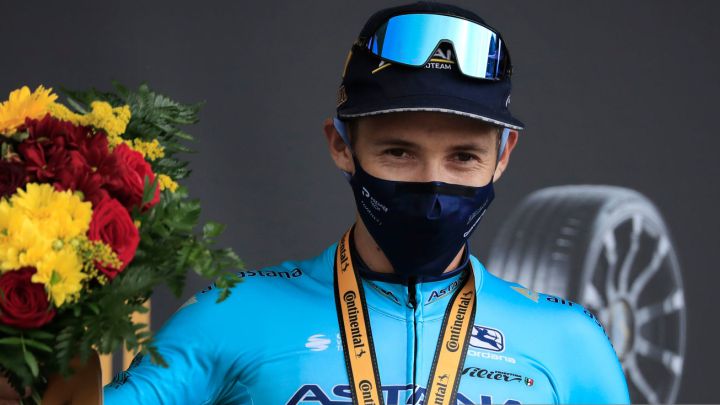 Miguel Ángel López en el podio tras ganar la etapa 17 del Tour de Francia