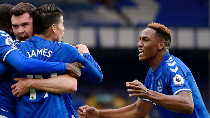 Yerry Mina y James Rodríguez celebran un gol ante Liverpool