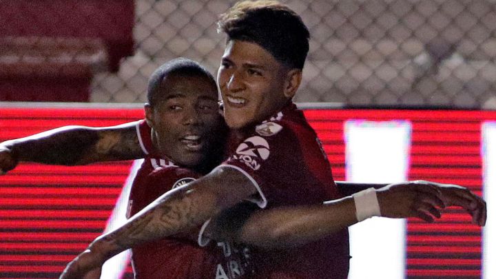 Jorge Carrascal y Nico de la Cruz celebran el gol del colombiano en el partido entre River y Nacional por Copa