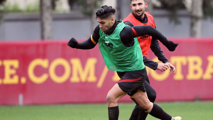 Falcao entrena con Galatasaray y hace un remate al arco con pierna derecha