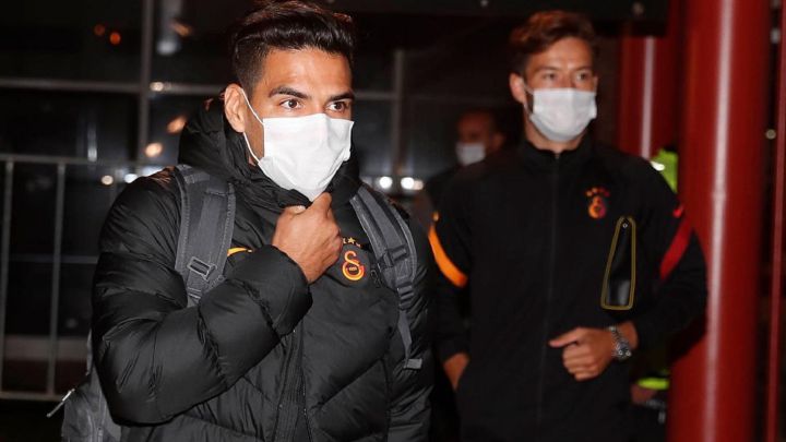 Falcao García con tapabocas en un viaje de Gatalasaray