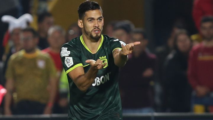 Andrés el 'Rifle' Andrade celebra un gol que hace con Nacional ante Santa Fe en El Campín