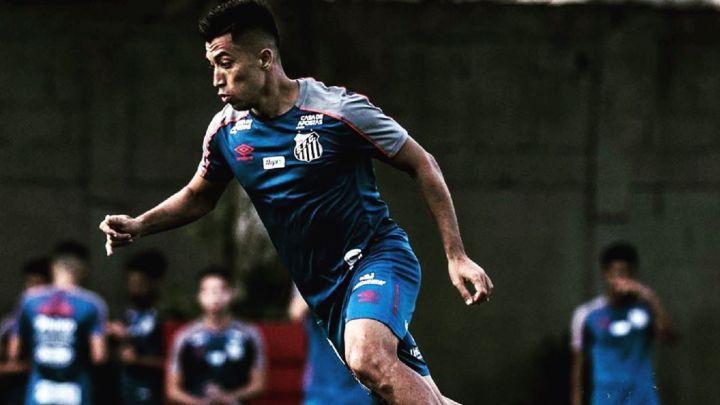 Fernando Uribe entrena con Santos