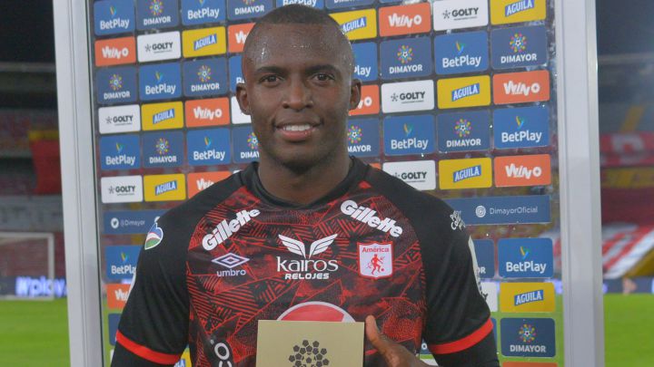 Luis Paz recibe el premio del mejor de la cancha ante Santa Fe