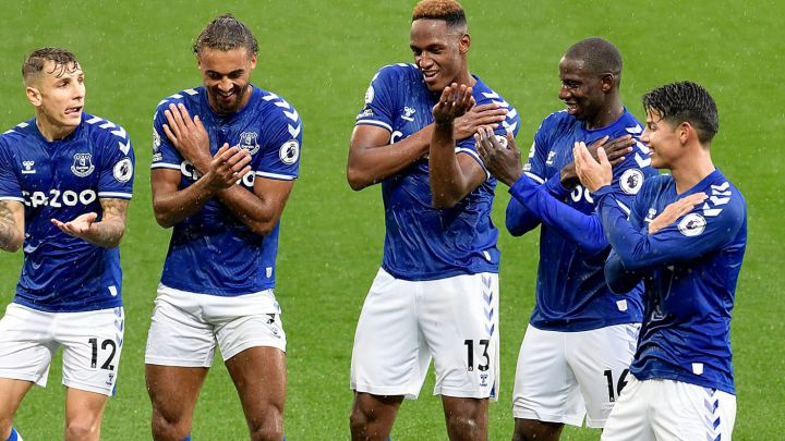 Digne, Calvert-Lewin, Mina, Doucouré y James bailan en Everton